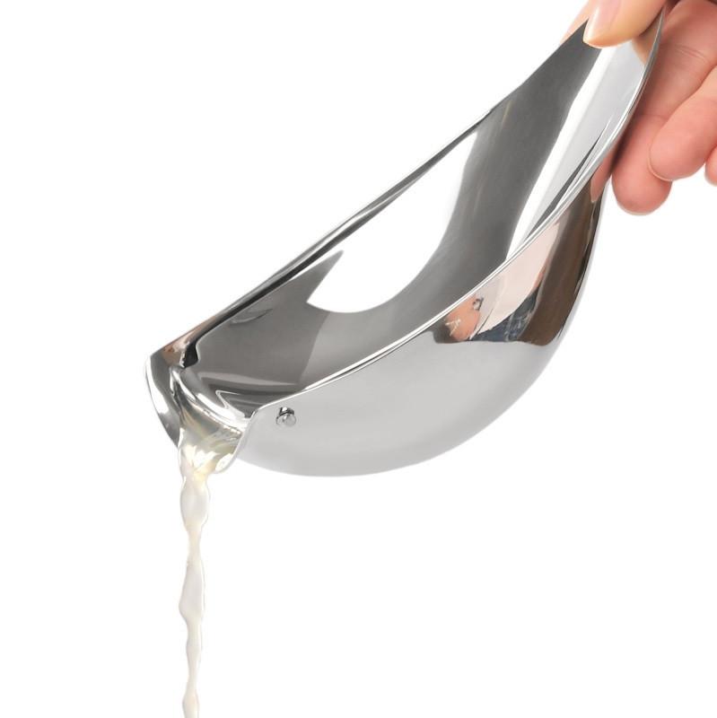 Callista Lemon Squeezer - pouring